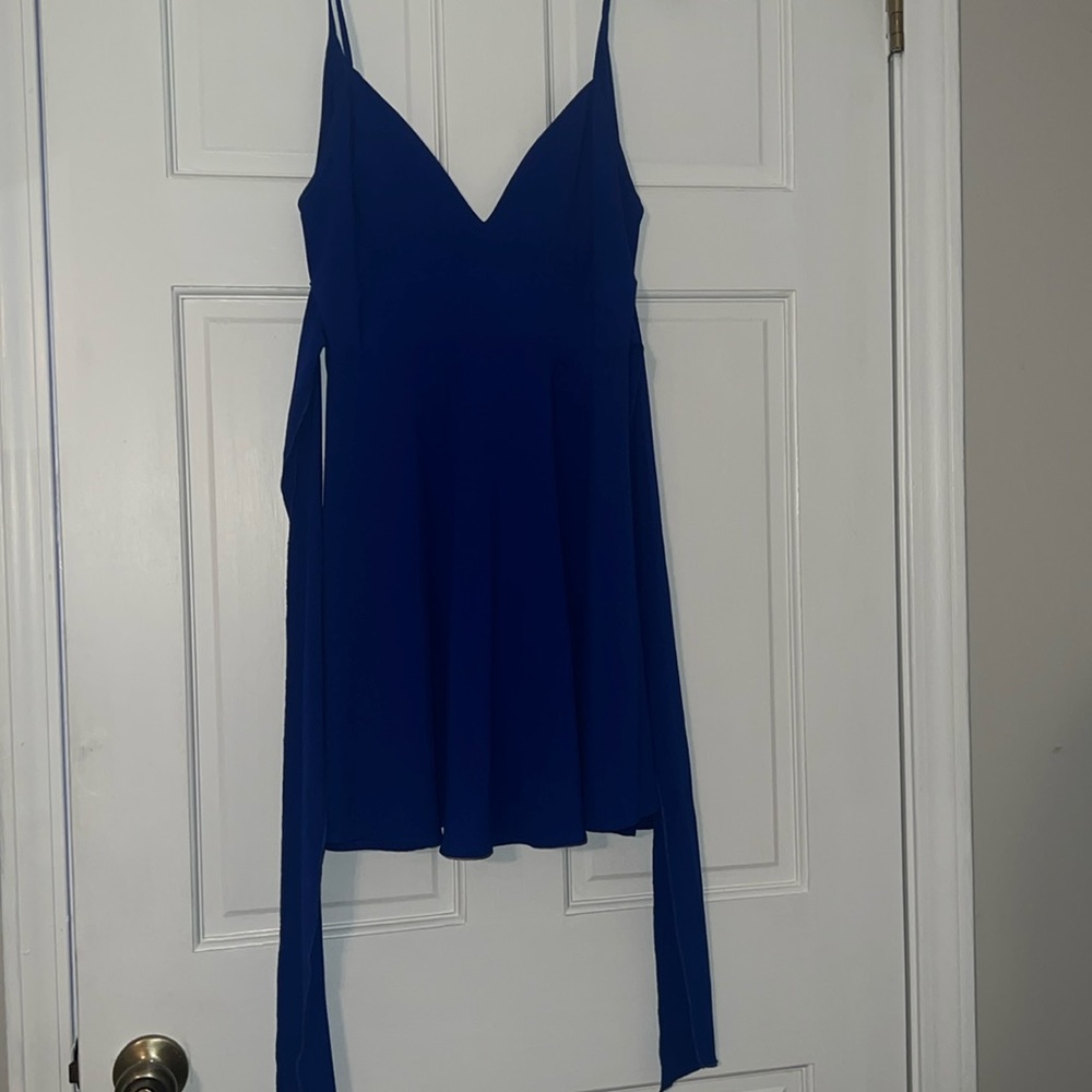 Short blue dress. Zips and ties in back